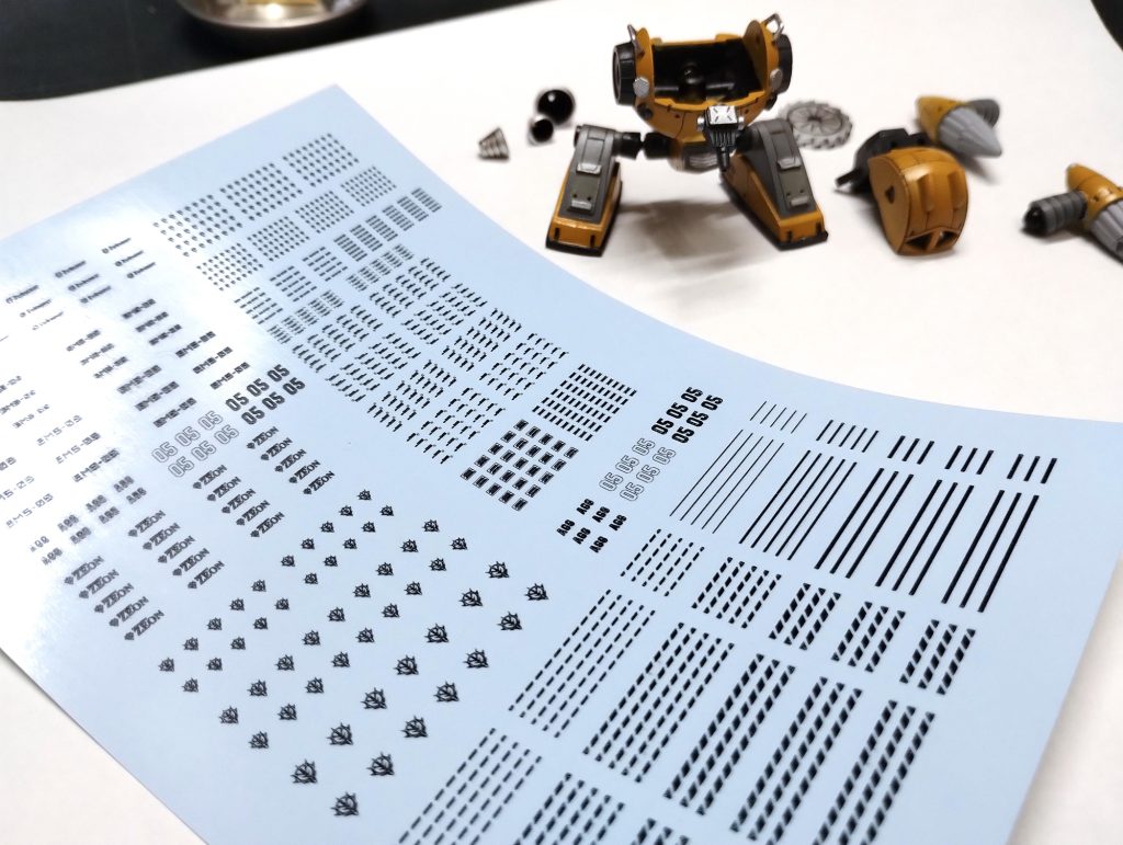 オリジナルデカールをレーザープリンターで出力して貼り付けました。