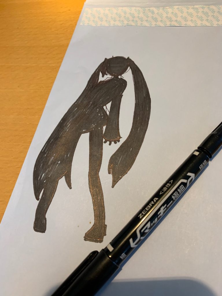 デカール 制作工程。まずはミクさんのシルエットを手書き。初音ミクは公式画像の「複製」は禁止（もしくはコピーライトを入れて公開）されていますが、「模写」の場合は自由な二次創作が認められています。なので複製ではなく模写でチャレンジ！