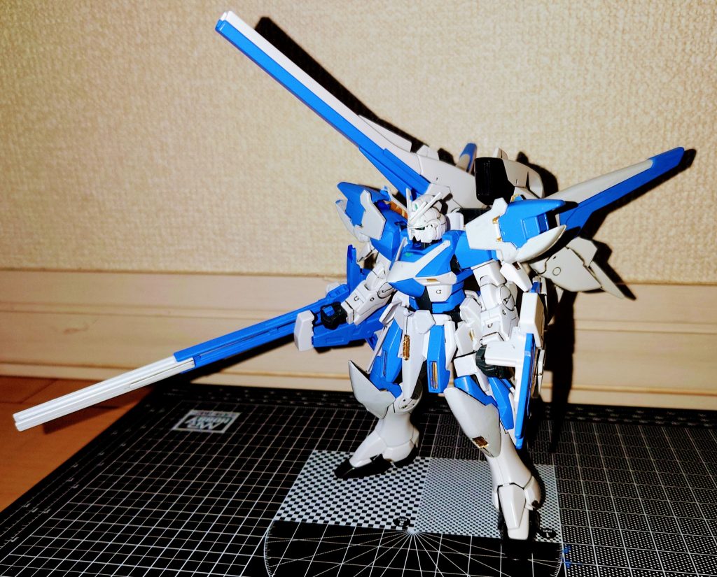 ベースの青色は水性ホビーカラーのエアリアルブルー、ポイントの金色はガンダムマーカーで塗りました。遠目に見るとまだましですが、近くで見るとはみ出ててたり、色ムラがあったりで恥ずかしい出来です。