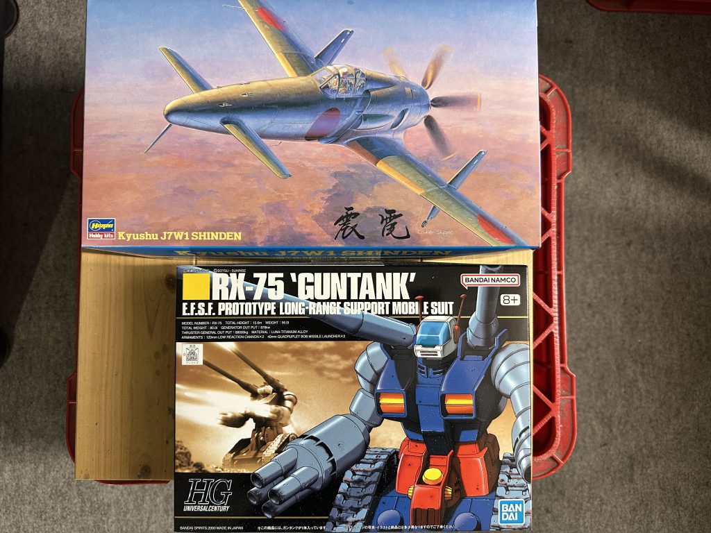 行き付けの模型屋さんで、震電を発見。後ろのプロペラをロケットエンジンにしたら宇宙でも活躍するんじゃね！！そういえば、お家にガンタンクあったよなぁ....120ミリ低反動キャノン砲とか40ミリ4連装ボップ・ミサイル・ランチャーとか付けたら最強じゃね？赤い彗星の人とかにワンチャンあるんじゃねそんな、ふざけた事が頭を横切った訳です、はい。