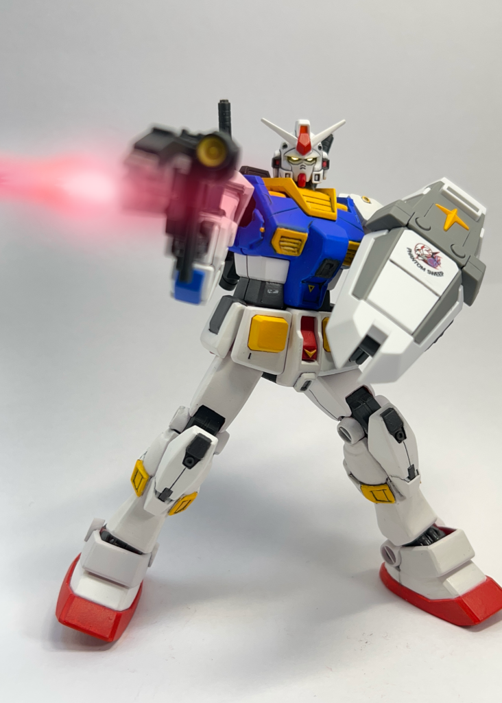 前述した通りHGUC No.21 ガンダムをベースにしているので稼働範囲はお察しの通りです。でもそんなに動かして遊ぶわけでもないのでこれでいいんですよ笑前腕はフルアーマーガンダム7号機のものをそのまま使ってます。本来の素7号機の形状とは違うのですが、バトオペ2版ではこのままだったのでここはバトオペ準拠ということでこのままにしました(サボりました)。シールドにはファントムスイープ隊のマークを貼っています。