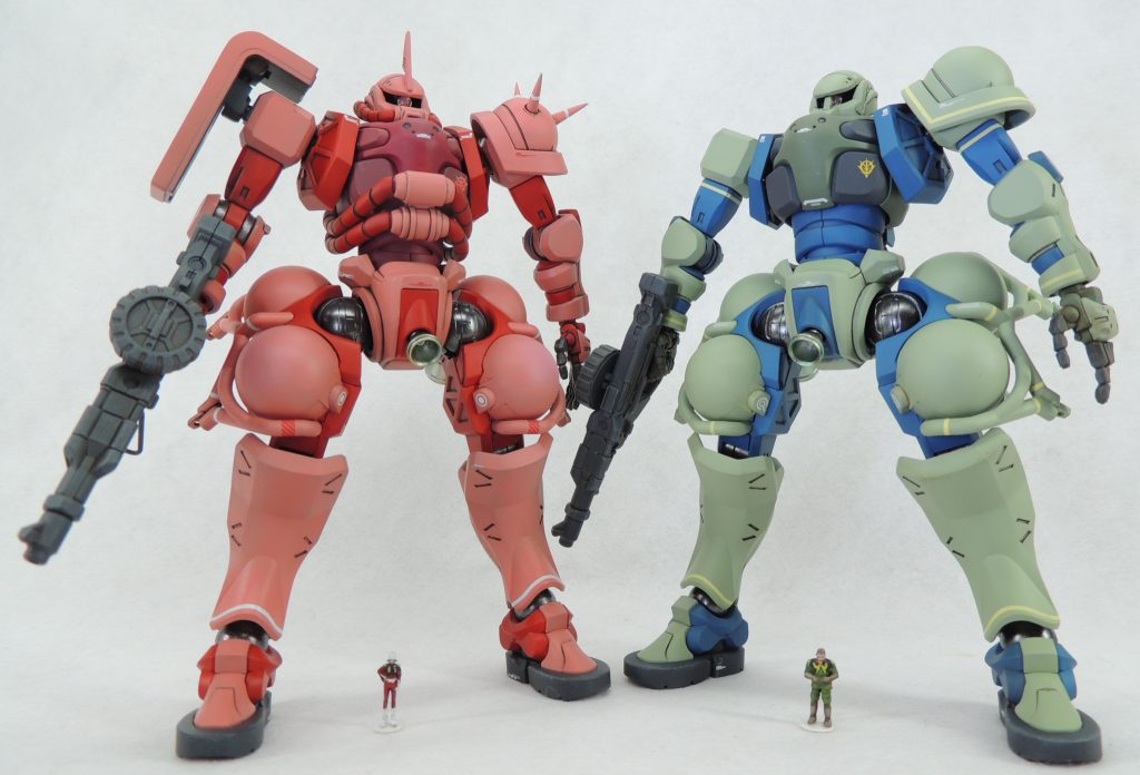 MS-06Sシャア専用ザクとのツーショット。MSの巨大感を演出するため、1/144フィギュアと一緒にディスプレイ。