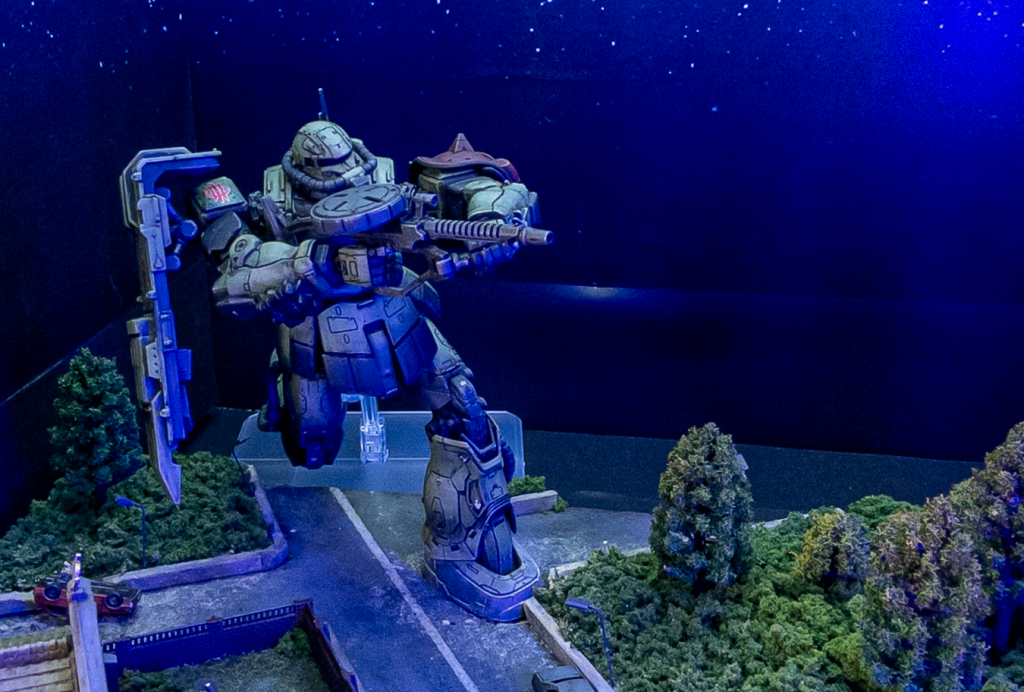 クソが!の捨て台詞と共にマシンガンブッパするも、全くガンダムを捕捉できないルショーン機その後の機体三分割は流石に再現する勇気がないのでカットちなみにジオラマでマズルフラッシュ再現するにはどうするのが良いんでしょうか?(思いつかずなお、機体のカラーリングは通常のザクに近くて一番好みだったりする☺️