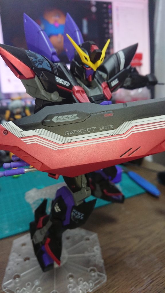 この時代のデカールをうまく貼る方法知っていたら教えてください硬すぎて、曲面に貼るとだんだん剥がれてきません？