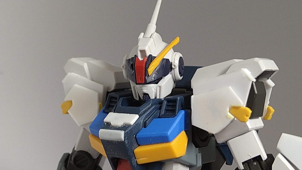 両肩はプラバンとラヴファントムの余りパーツで構成。角がなくなったが発見胸部はジーラインの作例とオリジナルで加工