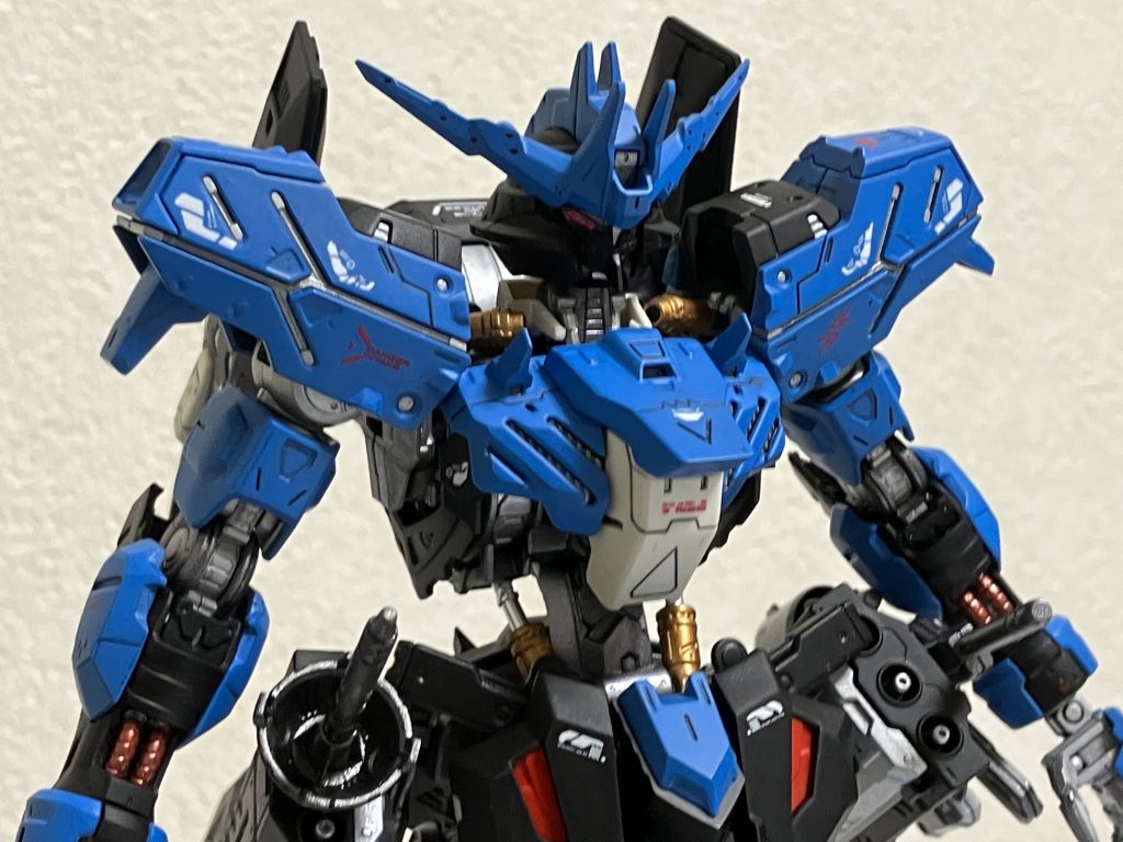 水色のところは黒下地のフレンチブルーで塗りましたが、塗装指示だともっと白に近い色だったけどスプレーだと近い色なかったのでこの色にしました!思ったよりいい色になっててうれしい!