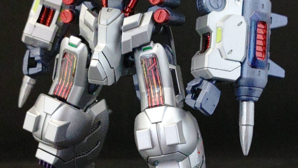 太ももの凹み部分がシェルユニットが似合いそうで試しにシールを貼ったらマッチしたことが製作の始まり。シールはエアリアル改修型から、その上にレジンを流し固めました。