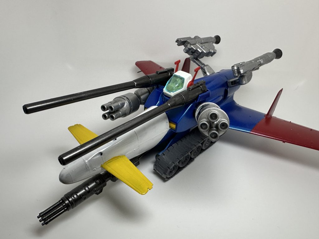 後ろにブースターを付けて完成！！これで、最強です！！同じ３人組の白い奴や赤い奴にも負けません、大活躍です。僕こそが主役機です、そして、ジオングと戦ってラスト・シューティングするのです。でも、宇宙を駆けるのに翼って必要？ホワイトベースに着艦するためだけにキャタピラって必要？