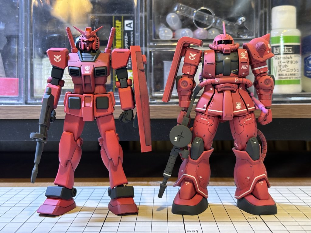 赤と赤。同じ塗料で同じように塗ったはずなのにちょっと色味が違う……奥深いですねぇ。