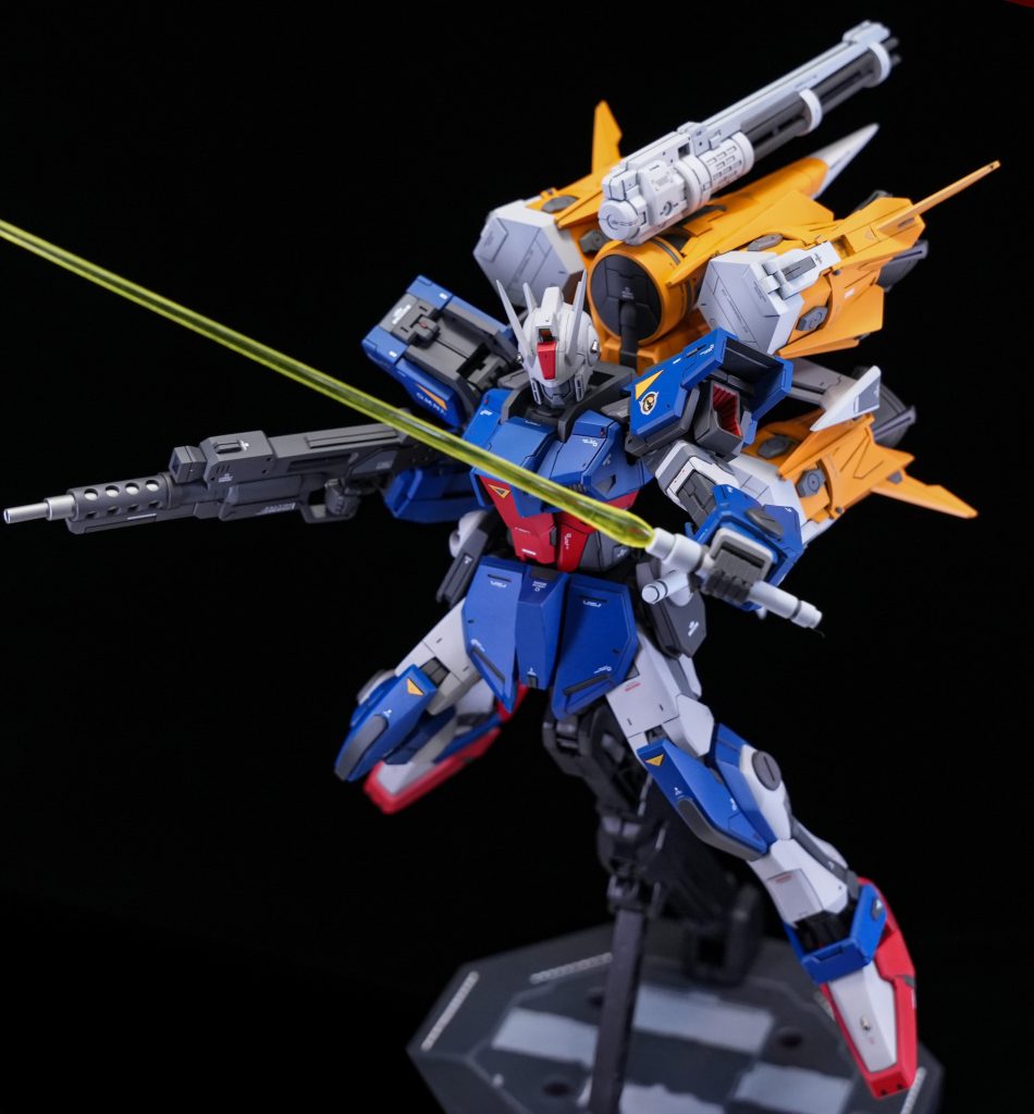 1/144だとサイズが少し小さく感じたガンバレルストライカーを大型化して制作
