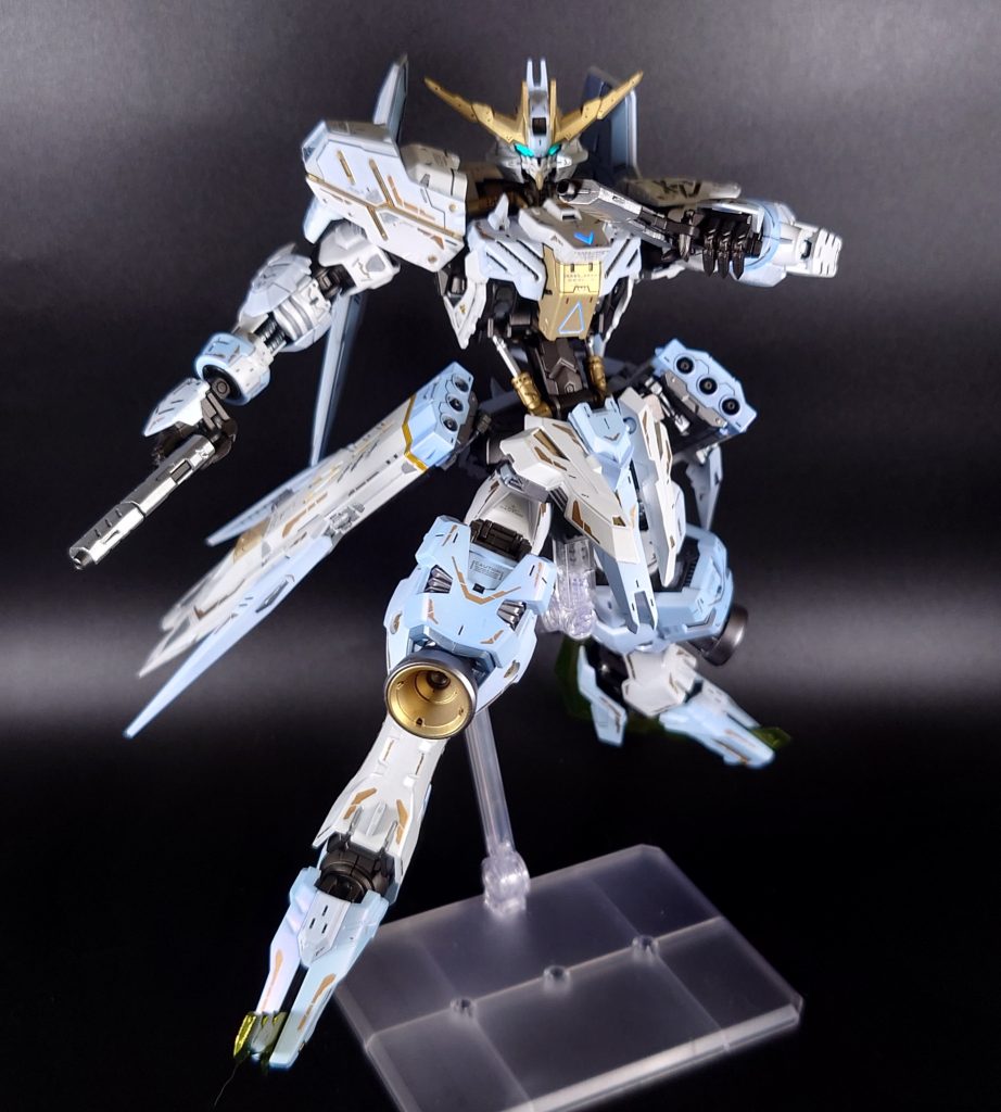 胸部の一部に蛍光エナメルで墨入れしているので、カメラ部同様ブラックライトで光ります。ハンターエッジはプレミアムミラークロームからクリアカラーで塗装して希少金属風に。オルフェンズは善悪に分類するのが難しいですが、とりあえずマクギリスを悪に見立ててそれを打ち倒す者=善、そして仲間との信頼、守護を意味するルーンを機体名としたので善MSにしてみました。