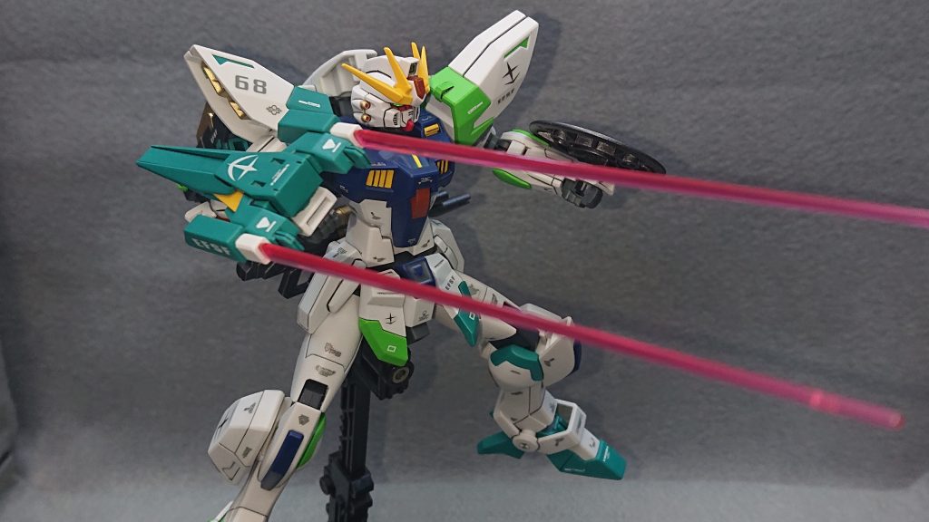 メインウエポンは、右腕に装備されたシールドクローです💡元々はAEG-2のリアスカートなのですが、武器に転用できそうだったので今回採用してみました!こういう「武器じゃないモノを武器にする」みたいな斜め上の発想力を養っていきたいと考えていますwビームサーベルは着脱可能なので、両手に持っての2刀流もいけます!