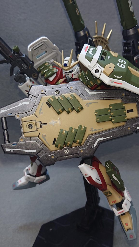 守りのメイン武装は、30MMのカスタマイズウェポンズ(ヘビーウェポン1)に収録されている大型シールドに装甲を少し追加したモノとなっています💡シールドのカラーリングを3色にすることで積層式のシールド感を強く出すように工夫してみました!シールドの裏には自立用の脚が付いているので、シールドを手放しての精密射撃が可能となっていますここでの痛恨のミスは自分の頭の中に“輝き撃ち”が無かったことですね💦ストライクのビームライフルではなくもっと大型で長距離を撃ち抜けるような武装にしていれば、輝き撃ちとしてのバランスもとれたというのに…この失敗は必ず今後に活かしていきたいです!シールド裏には脚以外にエールストライカーのビームサーベルをマウントしています✨敵に距離を詰められたり、残弾が無くなった場合の最終手段として装備しているのですが、使う日が来ないことを天に祈るばかりですw