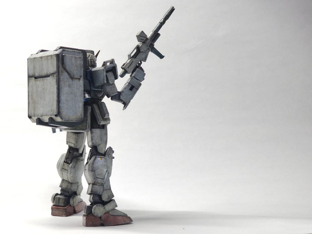 コンテナ有りバックショット。手はバランス取りです。コンテナの中は空です。右の余白で哀愁を表現しています(たぶん)。