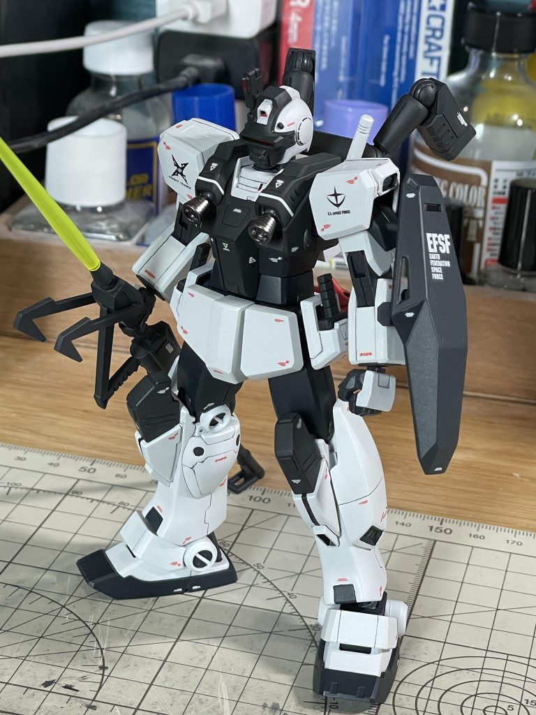 シールドはHGUCハイザックのものを使用し、連邦の十字部分を削ってあります。ビームダガーはHGピクシーより拝借。なので、バトオペ2版といったところでしょうか。