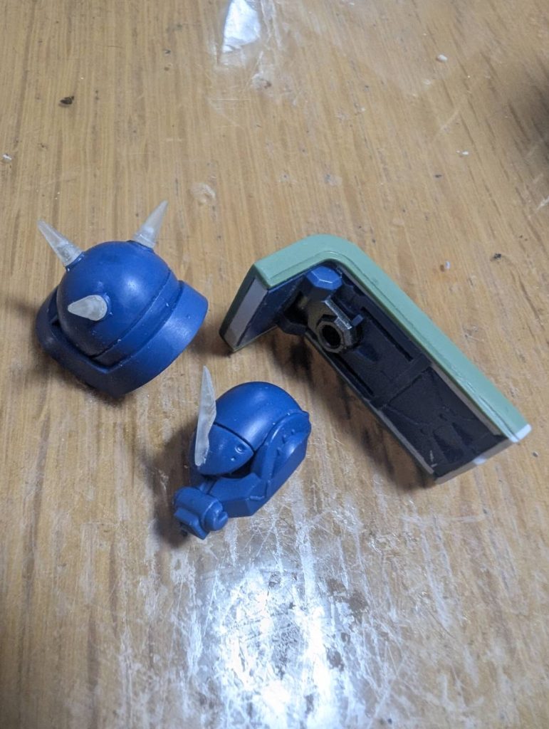 シールドはドアンザクの余剰パーツを組み合わせて設定画を参考に短くカット、アンテナはORIGINザクから拝借、アーマーはプラ棒から削り出してUVレジンで複製、真鍮線を入れて固定しました