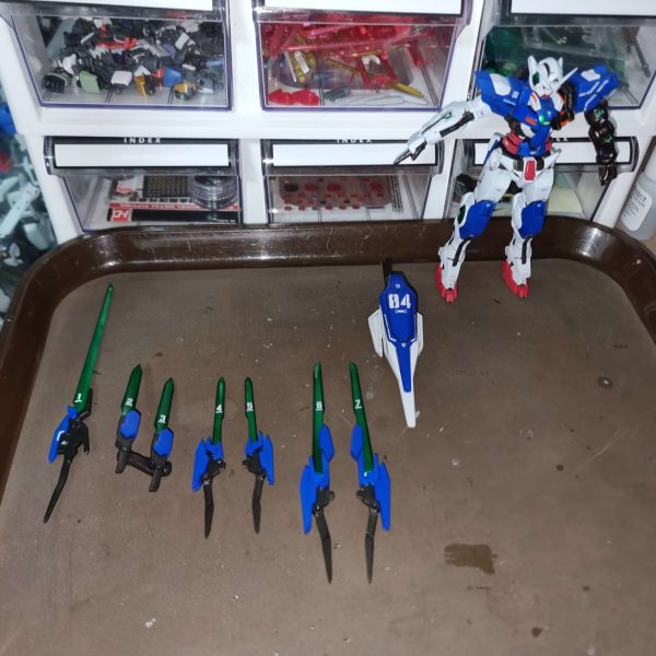 大学の授業が終わって帰ってきてデカール作業をしましたが、まさかの6時間がかかるなんて疲れますね(zaku-kao9)明日仕上げ作業まですれば完成です！やってやる！(iori_sei)（2枚目）