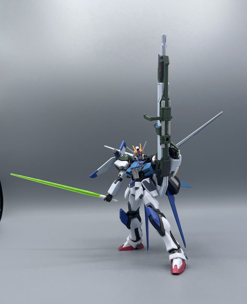 ランチャー・フォーミュラ１０５　巨大な砲塔を備えた兵装です。発射されるビームは、ピンク色という設定で、オリジナルのアグニよりやや劣ります。その分、燃費性は向上し、ビームサーベルとの共用が可能になっています。