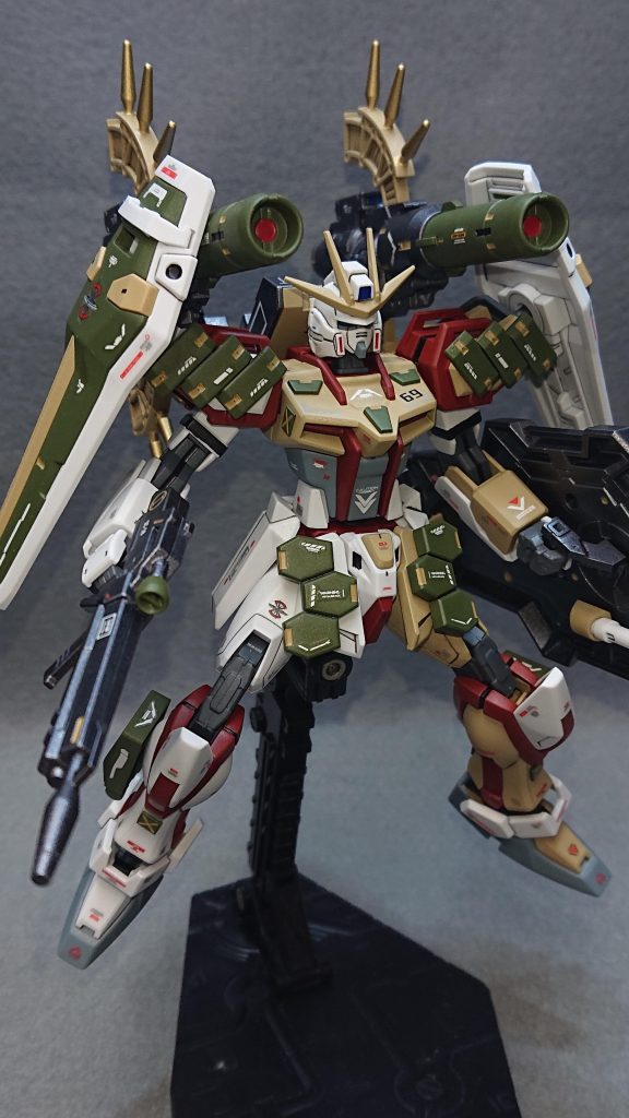 追加装甲には30MMのパーツとMSGの角モールドシリーズを使用しています💡肩の前面やフロントアーマーに3mmの穴を開けてパーツを追加するのは初めての試みだったので、穴を開ける時はなんだか怖くてドキドキしちゃいましたねwですが、思い切って良かったと思えるくらいに良い感じのデキになったので、今後もこの手法は多用していきたいと考えています!MSGの角モールドシリーズは胸部パーツや脚部脛部分に接着していますあまりたくさん貼り付けて煩くなってはいけないと思い数を絞ってみたのですが、完成品を見てみるともう少し増やしても良かったですね💡腕部やリアスカートなどまだまだ余裕がありましたし、今回は良い勉強になりましたw