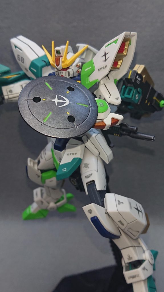 左腕には小径のラウンドシールドが装備されており、攻撃を防ぐのではなくピンポイントで受け流すことでスムーズに相手の懐に入り込むことを目的にしています💡ラウンドシールドで相手の攻撃を受け流しつつ、機体各所のブースターやスラスターを駆使して相手に切り込む“一陣の風戦法”が得意です✨機体カラーをもっと暗い感じの色にすれば夜間の奇襲作戦での運用もいけそうですねw