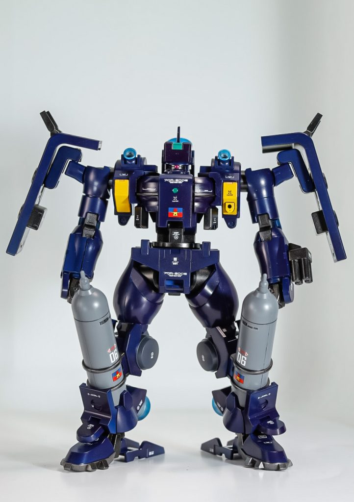 今回、メインの紺色はフィニッシャーズのウルフブルーを初使用してみました…この塗料、クリアのディープブルーって感じなんですよね…なので、下地の色が影響しやすいので下地からの塗り直しが何度かありました…（ーー；）結果、なんか色むらみたいになってしまった…もっとテスト塗装をしておけばよかった…(zaku-kao4)