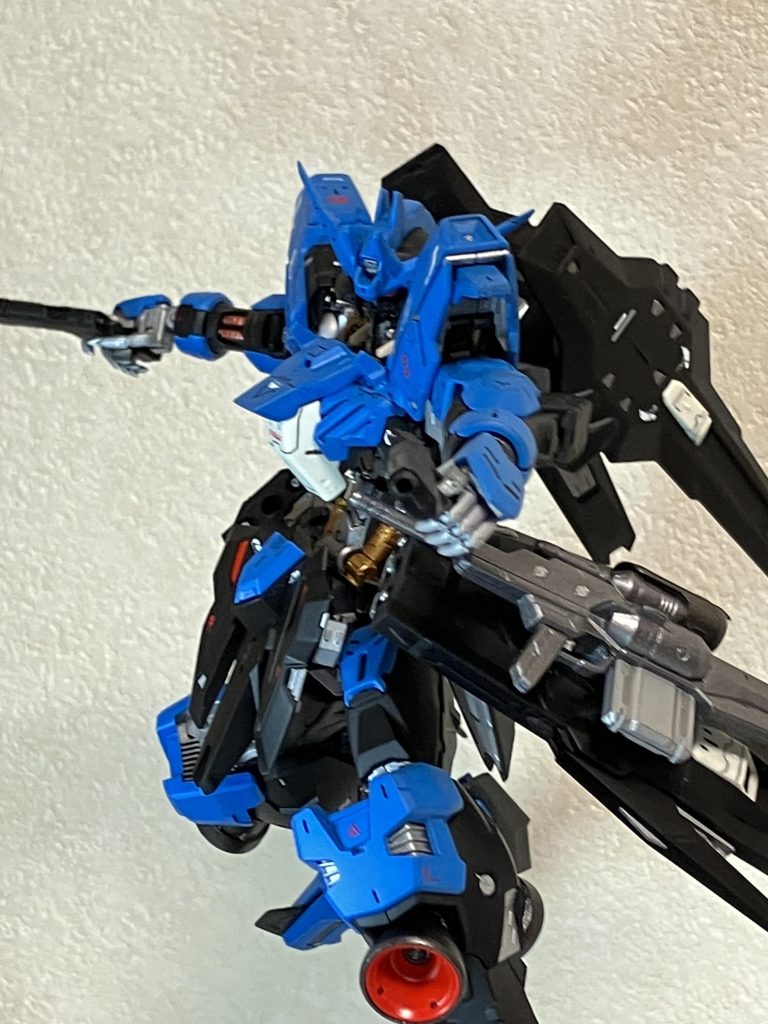 二丁拳銃とレイピアって装備めっちゃいいですね!ポージングしてるとき左肘が折れてしまって悲しい真鍮線いれて補強しましたが場所が狭くて結構不安定😭今回は前回のバンシィの反省を生かしてクリアランスとか可動部の保護を気にして塗装しましたが、挟み込む部分の保護が甘くてほかの部分も結構きつきつになってしまったのが反省点でした。次回は仮組のときに可動部をもっと観察しようと思います!