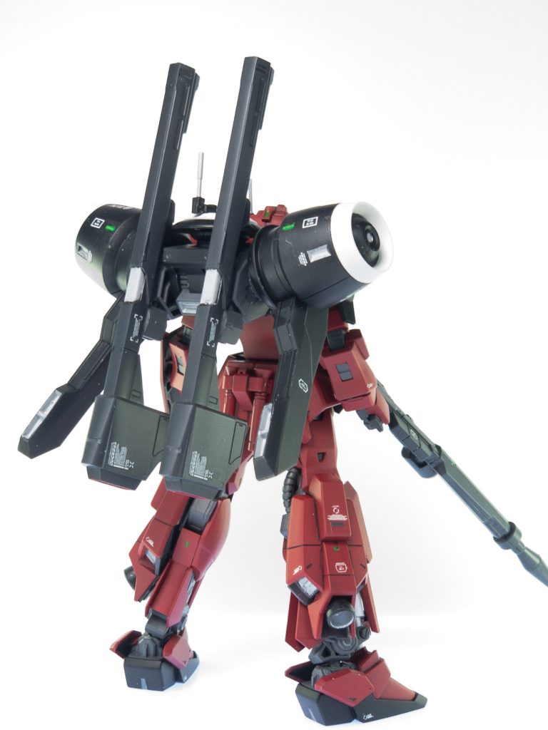 バックパックはそのままだと干渉するのでスペーサーを挟んでます。ビームキャノンを切断し百式のバズーカを2本接着しました。バックパック上のセンサーはビルダーズパーツに置き換え。