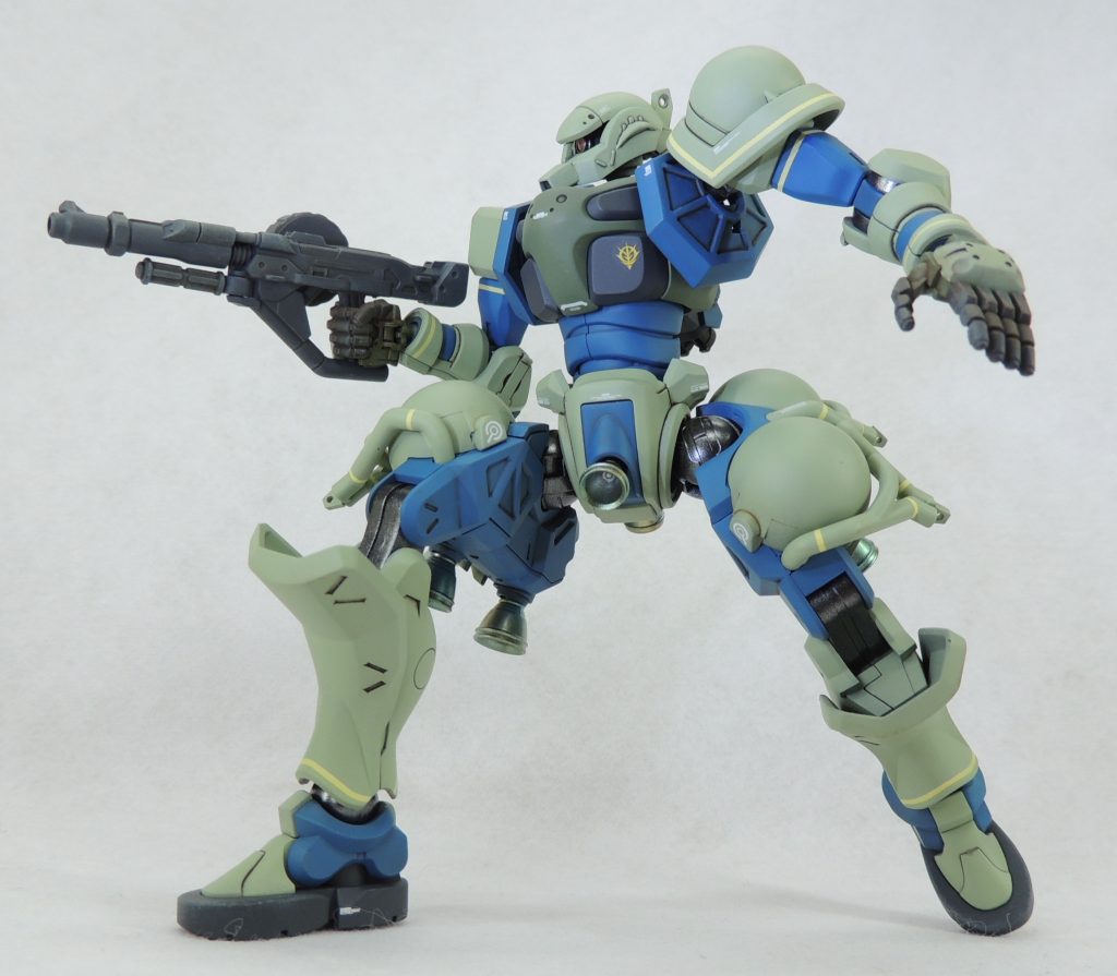 正史の旧ザクの設定を参考に、ザク・マシンガンはドラム・マガジンを側面にセットする初期タイプに改造。