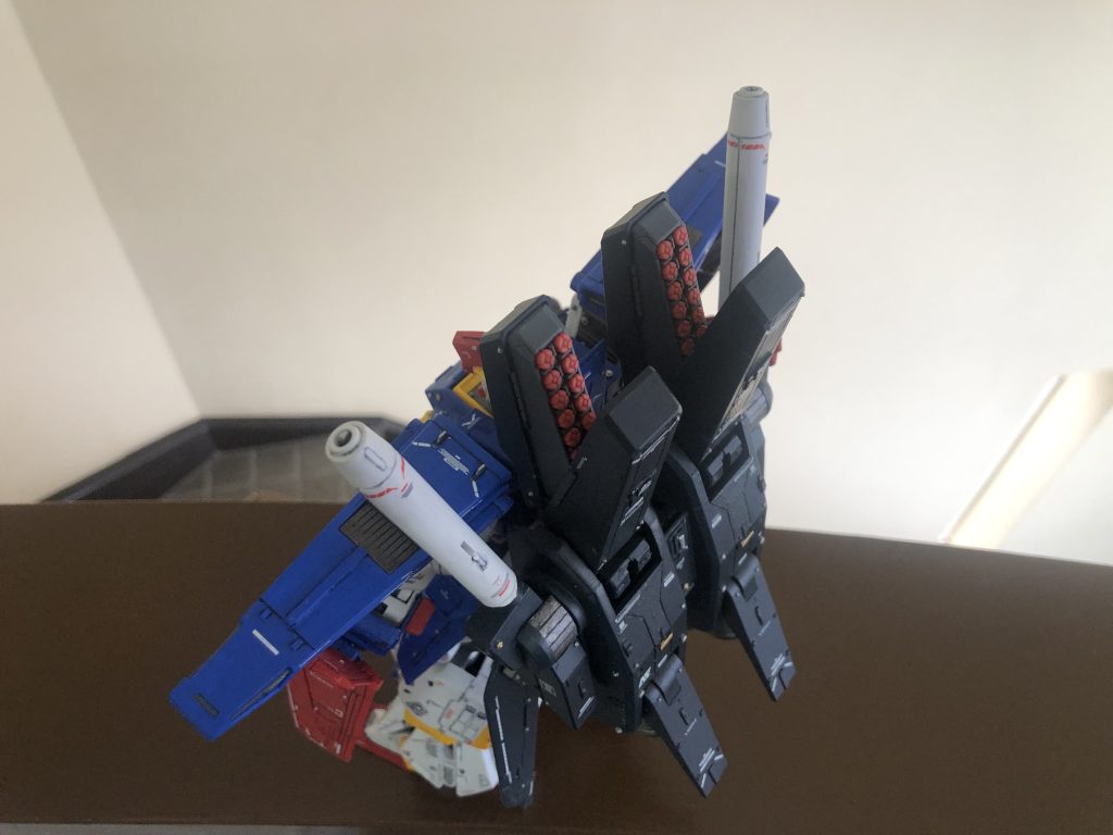 ミサイルランチャーそのまま旧製品のバックパックにつかないので加工プラ板やランナー使い、カバーを可動させるようにした