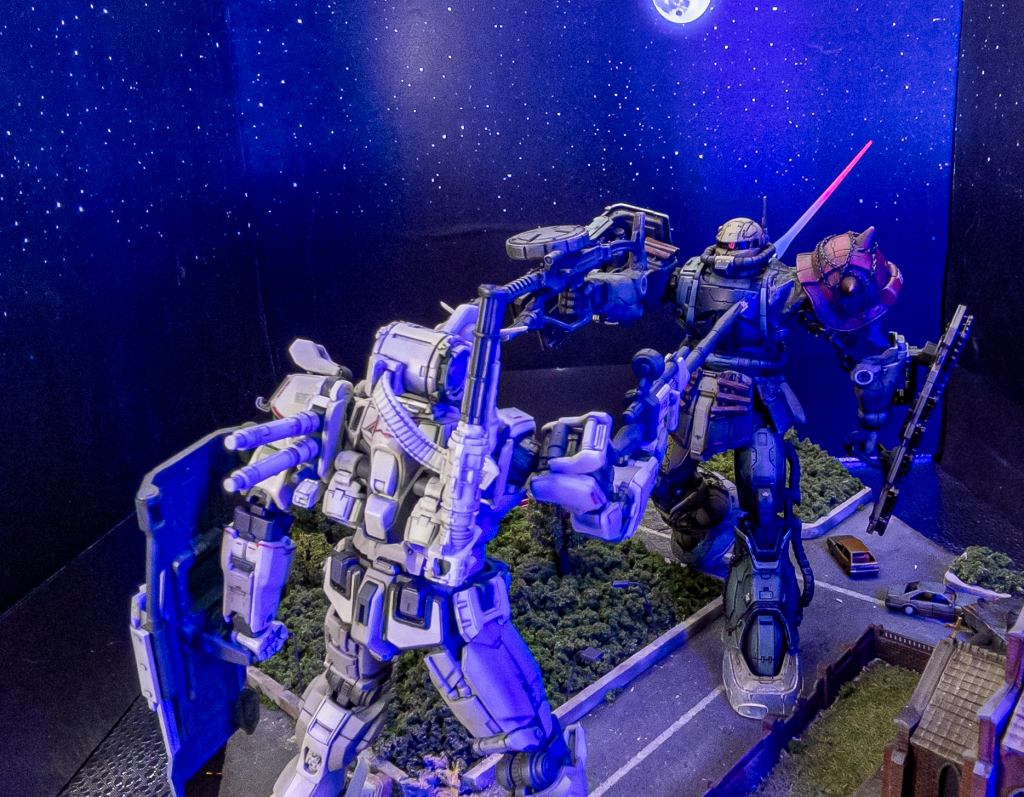 シーンはだいぶ後半に一気に飛び、ガンダムに撃ち抜かれる無識別型ルーション機そっとコックピットにビームライフルを添えるガンダム怖すぎる😨なお、無識別型ルショーン機は作成難易度が高めのキットになってます色々な方が言っている通り、左腕のビニールカバーをセットするのが激ムズ自分のキットは左腕ほぼ動かせない状態です...🫠さらに、このビニールが肩アーマと接続するためのボールジョイントに被さるのでギチギチになる為、結果、パーツ外そうとしたらボールジョイント千切れました🤯これから作る方は、ビニール被せた後にボールジョイントと被さる部分を切ってボールジョイントをむき出しにしておいた方が無難ですよ