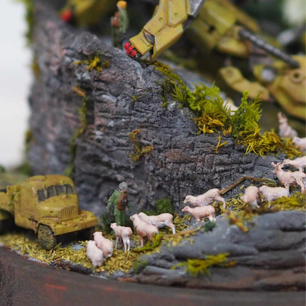 軍のトラックの通過を妨げているのは羊の群れ。