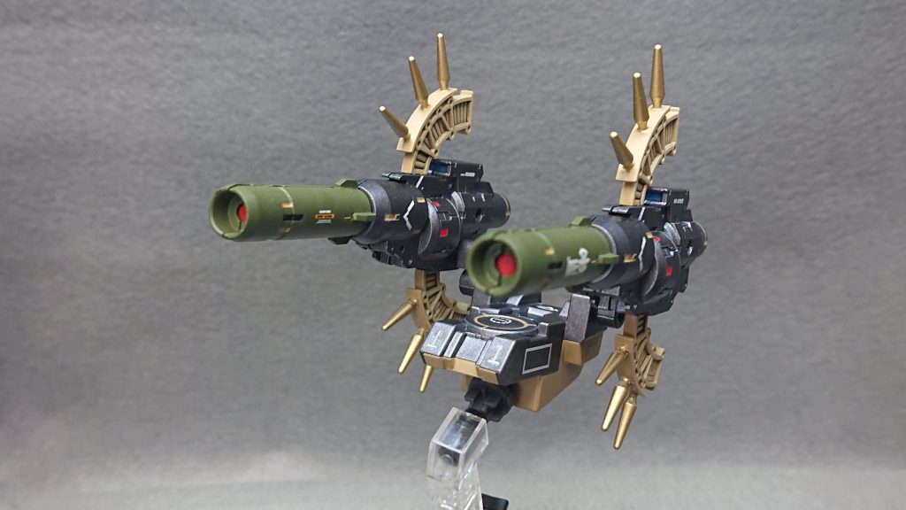 バックパックは、中・長距離の砲撃戦をおこなえるようガンダムザラキエルの余剰パーツと思われるものを中心に、30MMのカスタマイズウェポンズ(ヘビーウェポン1)に収録されている大型のキャノンを2門装備させてみました💡キャノン本体にも30MMの余剰パーツで少し装飾している感じですね!仮組投稿時にも評判が良く今回のストライクで一番自信のある部分だったりしますwカラーリングの方もガンメタルを中心に機体カラーを取り入れることで専用武装感を出すようにしていますしばらく前からこの手法を取り入れてきましたがようやく板に付いてきましたw