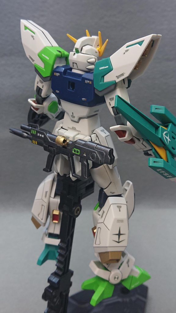 中距離砲撃戦用にビームライフルも装備されているのですが、腰部にマウント出来るのが魅力的で推しポイントです✨個人的になのですが、武器を持ち替える時にはどこかにマウントしてほしい気持ちがあるんですよねwそういう意味ではインパルスの腰部はとても素晴らしいのです!ストライクにライフルをマウントするギミックが欲しかった…自分でギミックを作れるようになるように精進したいと思います