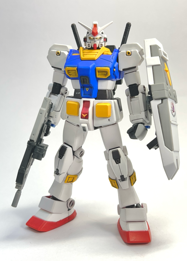 武装して全身いつもの事ですが背面から見ないので後ろはガッツリ省略してます。基本塗装はしてますが細かいところは塗ってないので撮ってもないです、笑頭部、前腕、バックパック、膝のパーツ、そのサイドのパーツ、武器類はフルアーマー7号機を使用。ビームサーベルの柄は7号機のものが小振りに感じたので、No.21のガンダムのものを使用してます。肩はパテとプラ板とMSG、股間中央も不要な部分を削ってパテとプラバンで形状を変えてます。胸部はパテを盛ったりしてかなり形状変えています。胸部ダクトはオリジンガンダムのものを少し形状して使ってます。