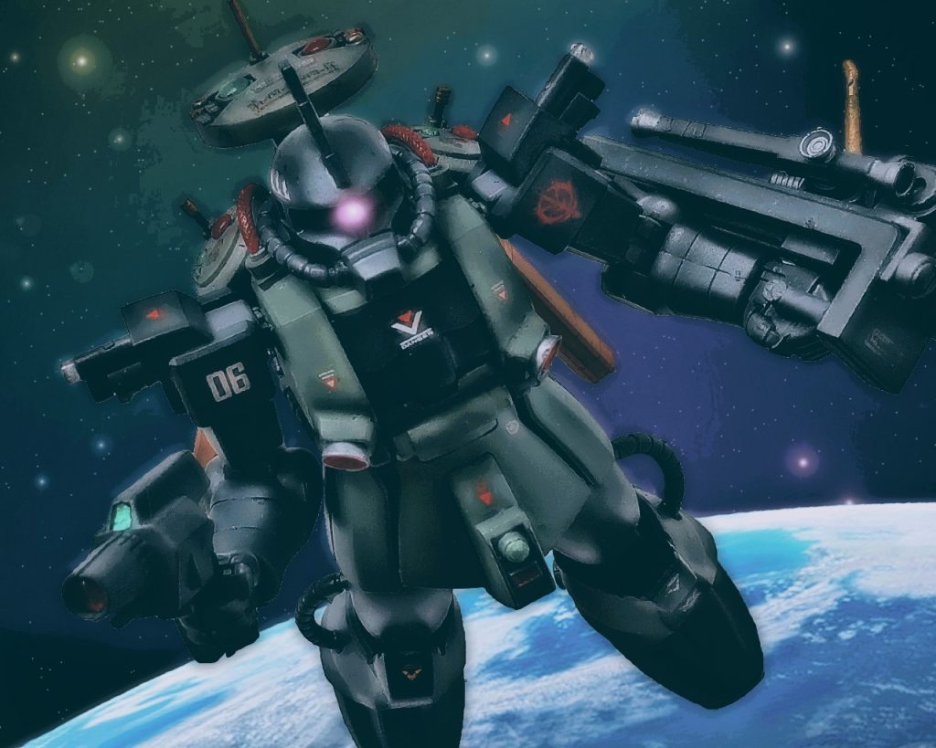 「こちらセンリガン00からノアズ・アークへ。取れますか？」「こちらノアズ・アーク、どうぞ」「予定のポイントαに到着。機体は現地に固定。これより観測用ドローンにて索敵警戒を継続する」「ノアズ・アーク了解」ザク電子偵察機は緩やかに進みを止めると姿勢制御で位置を整える。パイロットのハイト・グロリア曹長は次の作業の為に、操縦レバーから手を離すとパネルチェックを始める。「コイツを使うのは初めてだな…、ていうか元々複座式なんだから1人じゃする事多すぎなんだよな」小言を言いながらも手際良く手順を熟すと、この機体にだけ搭載されている観測ドローンの操縦レバーをコクピット正面から引き出す。「…ドローンカメラをメインモニターに繋げて、座標合わせ、レーザー通信感度チェック」一つ一つ声に出しながら作業を進め、ハイトはザクのモノアイの発光を消した。偵察行動の際はモノアイの発光は敵機に位置を知らせる恐れがある。「粒子濃度が濃いな、溺れちまいそうだ」ハイトは機体とドローンをレーザー光通信で繋げる。ミノフスキー粒子によるレーダー撹乱や電波妨害がある中でもレーザー光通信なら遠距離でもやり取りが行える。