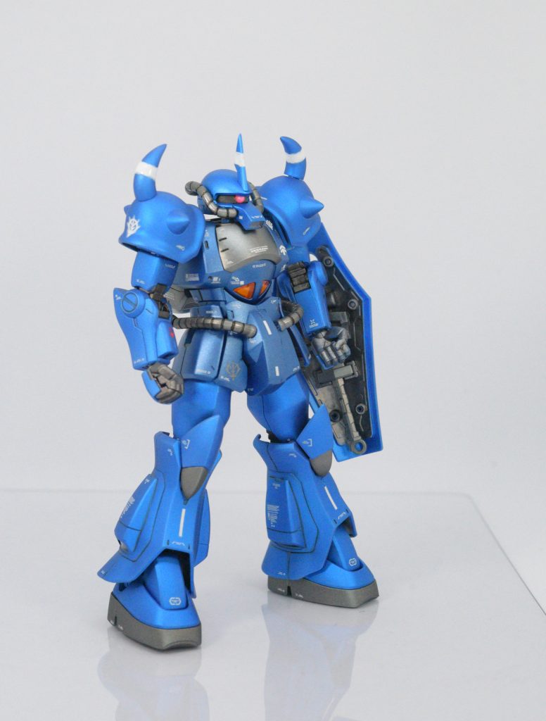 素立ちです。工作はシャープ化、合わせ目消し、モノアイ別パーツ化など。工作後にメタリックで全塗装→部分塗装→デカール→つや消しトップコートで完成です。