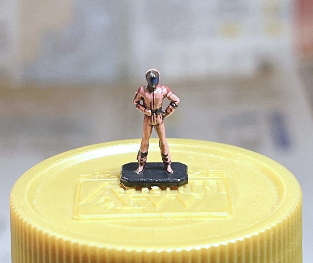 老眼鏡と拡大鏡、そしてLEDデスクライトを活用して頑張って塗りました。