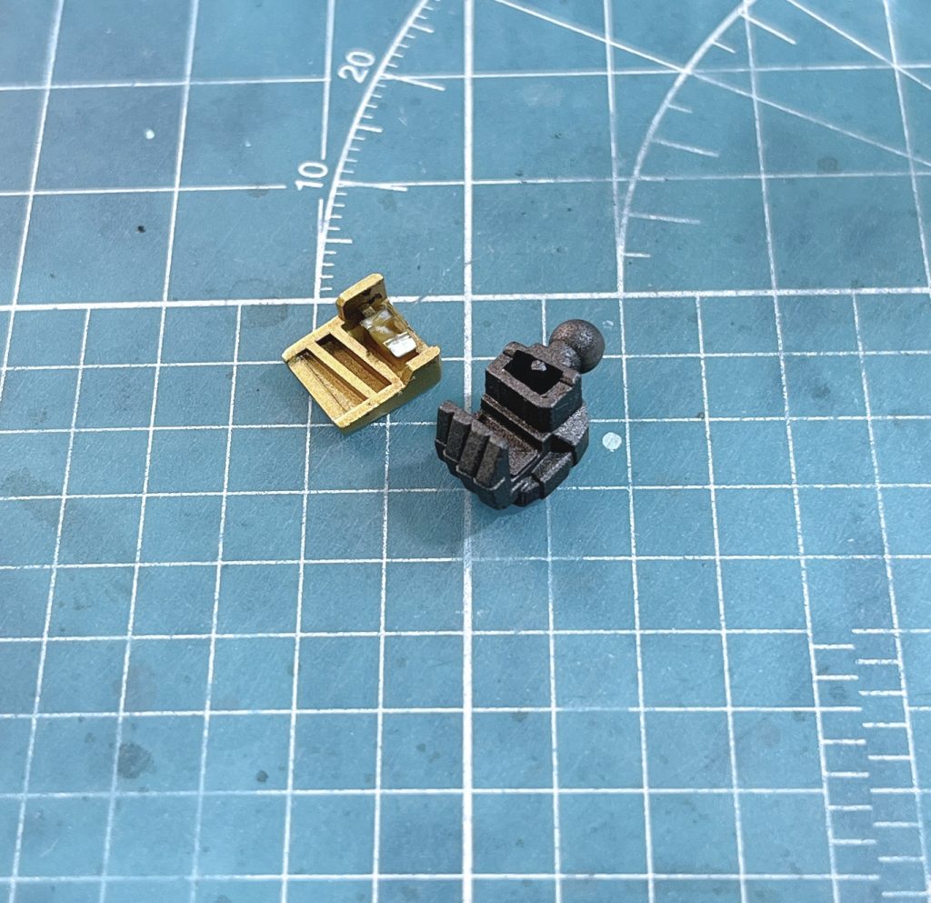 武器持ち手のダボは大幅にカットしました。そうしないとガッチリはまって取り外しができなくなりそうです。