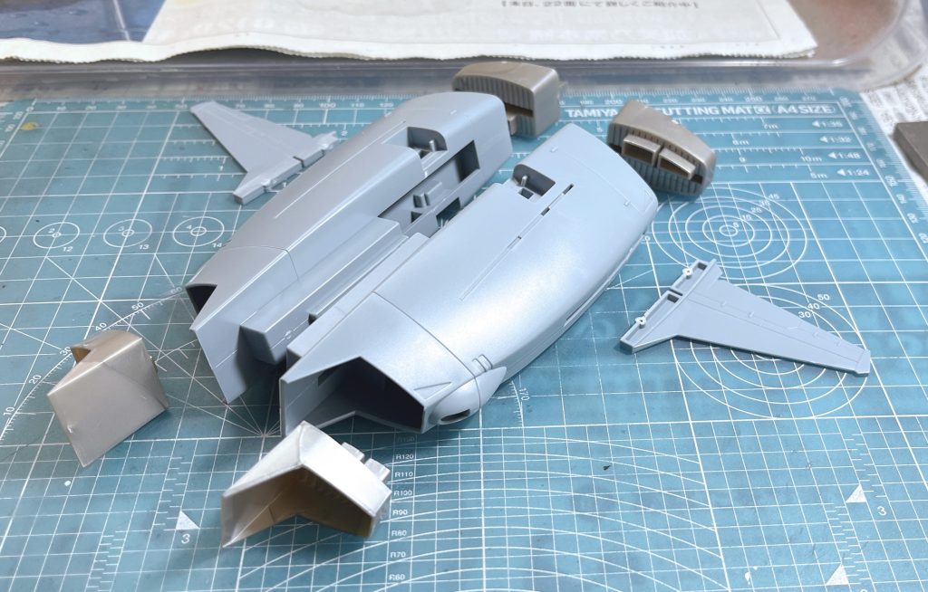 翼のダボを全てカットすれば後ハメできます。吸排気口は加工せずとも後ハメできます。エンジンブロック側面は合わせ目がでますので、キレイに消すにはパテがあった方がいいと思います。私はパテの持ち合わせがなく、合わせ目が残りました😓