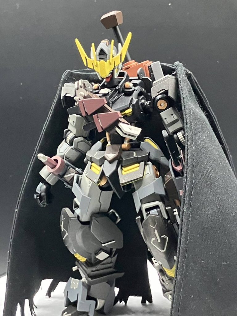 ドラゴンこ…あ、いやいや、大剣を背負ってもマントを被せるようにかなり工夫しました!