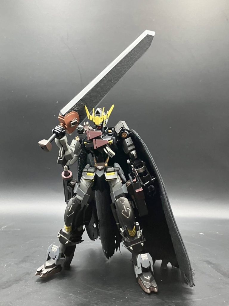 マントは片方のみ肩掛け姿も可能!