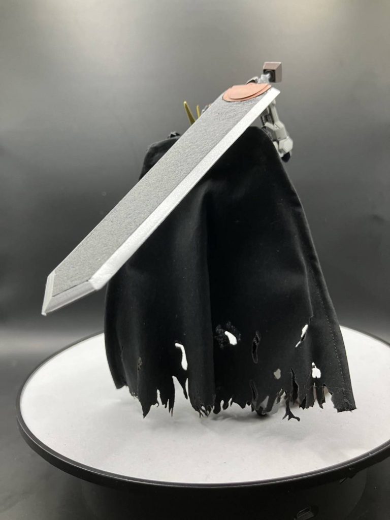 大きく分厚く重く、大雑把すぎる大剣を片手で持たせるため、大剣は重くなりすぎないように、出来るだけ中身を空洞になるように作ってます!