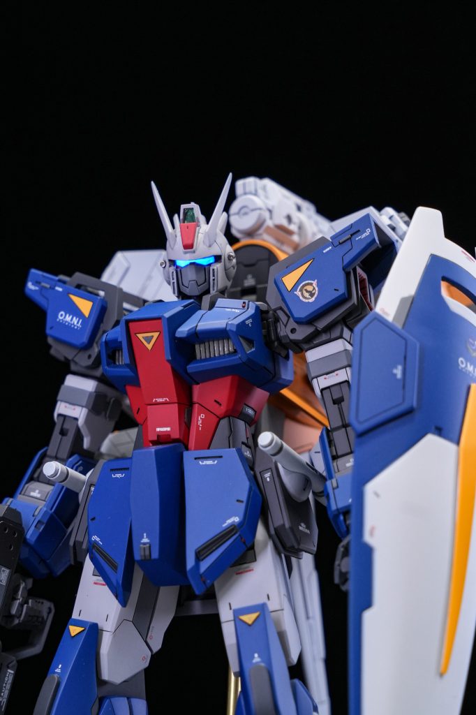 バイザー部分は蛍光塗料で塗装しブラックライトで発光するようにしています。 横からだと目にみえますが正面からだとバイザー形状で見えます。