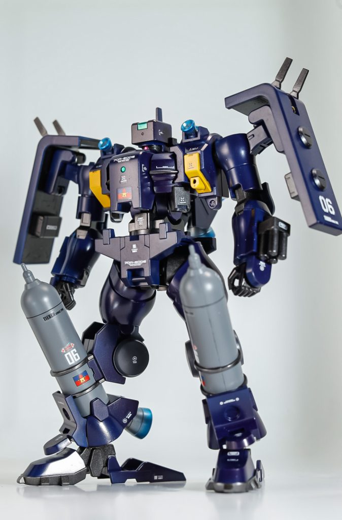 すでにパチ組みはしてあったこの機体突然食指が動いて全塗装の運びとなりました。サクッと仕上げるつもりでしたが紆余曲折あってやはり時間かかってしまいました。(zaku-kao4)