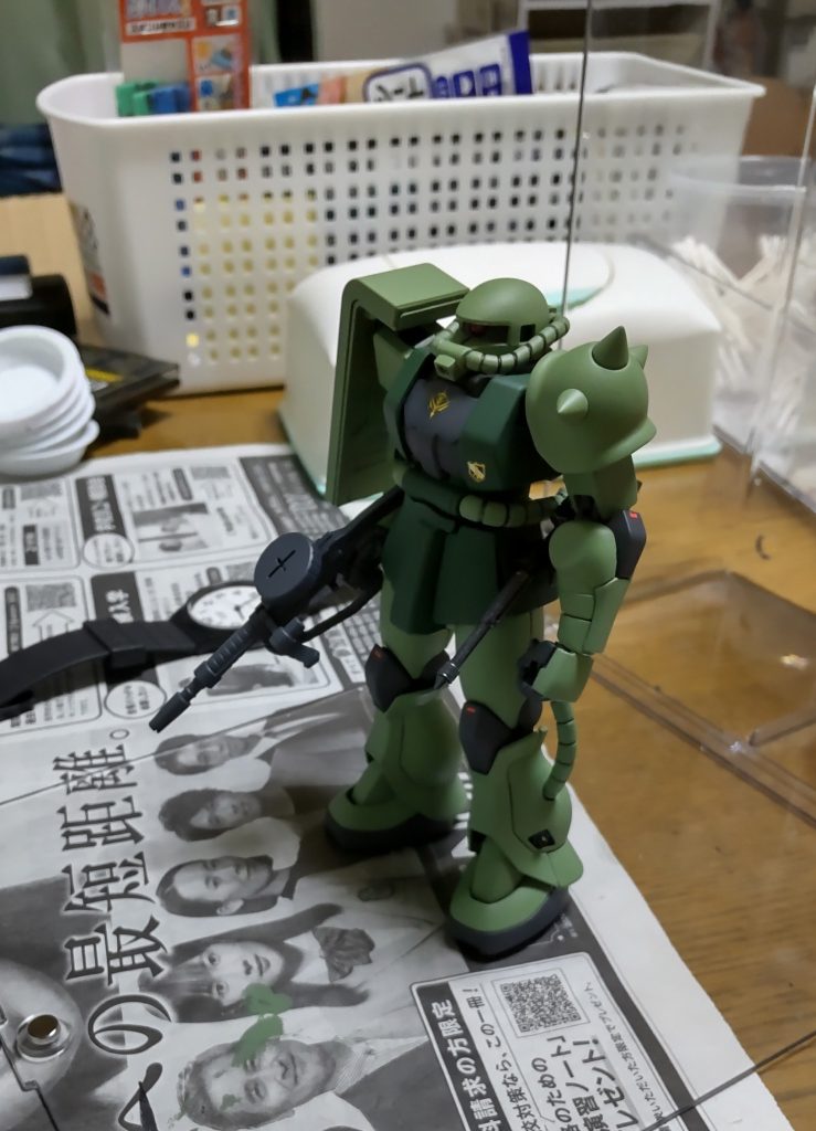 〈制作について〉REVIVE版 HG 量産型ザクⅡの改造です。ちょっと色々と弄ってる部分があります。 足やバックパックを見ると分かると思います。モノアイは穴を開けて嵌め込み!Mr.カラー(ラッカー塗料)の全筆塗りです。    モノアイなど一部分は水性塗料です。