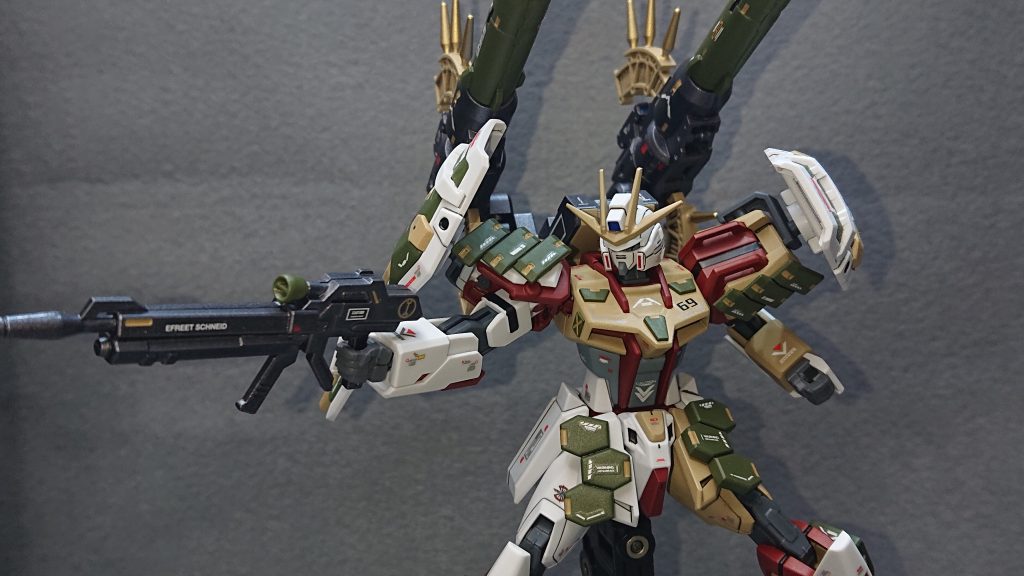 機体カラーはライトサンドやダークグリーンなどの地上戦を意識した落ち着いたカラーリングでまとめてみました💡自分でも意外だったのですが茶色系がメインカラーのストライクが未だに1機もいなかったことに驚きました💦サブカラーとして使っている機体なら何機かいるので完全に盲点でしたねwこれまであまり使ってこなかった色や配色にも積極的に挑戦していかないといけないですねw