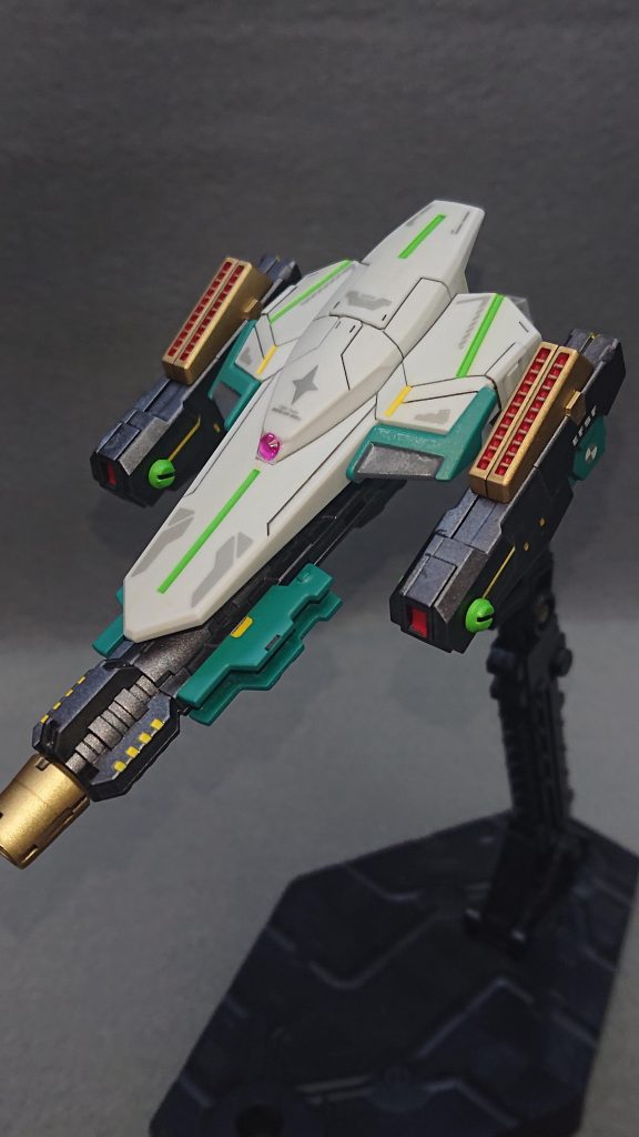 バックパックのオリジナル大型ブースターは、バトルアームアームズのシールドパーツを中心にMSGのブースターや30MMの余剰パーツを組み合わせて作っています💡各パーツに機体カラーであるエメラルドグリーンやライトグリーンを入れることでオリジナル武装感を出すようにしてみました!なかなか良い感じにまとめられたと満足していますw今回のオリジナル要素の1つとしてバックパックに“モノアイ”を付けてみました💡実戦では背中に目を付けることが大切だということを聞きましたので、付けてみたのですがいかがでしょうか?元がシールドってところも良いポイントでして、これで練度の低い未熟なパイロットでも背後の敵に気付けるし、不意を突かれてもシールドで防ぐことが出来る驚異の2段構えなのですw