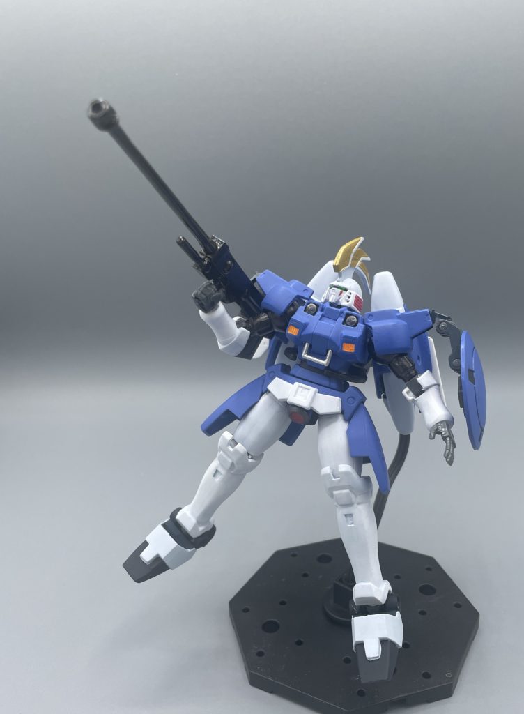 ドーバーガン!! さて、本キットの紹介ですが、癖が強いキットと言わざるを得ません(笑) 先発のトールギスの型を流用というか、Ⅱ用のパーツをプラスしたコンパチ的なキットになっています。 特徴的な頭部などは、まるまる挿げ替える仕様です。後述しますが、シールド回りも大概です(笑)