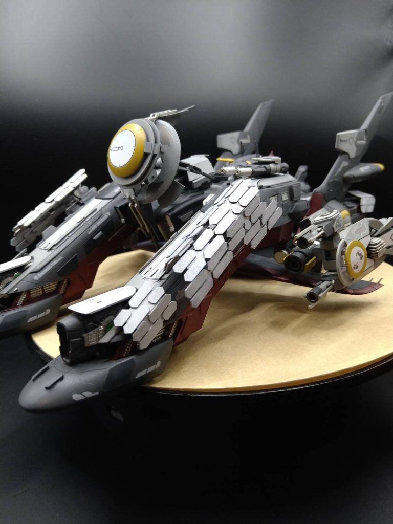 色合いやバランスを考えながら全体に自作パーツを取り付けております！