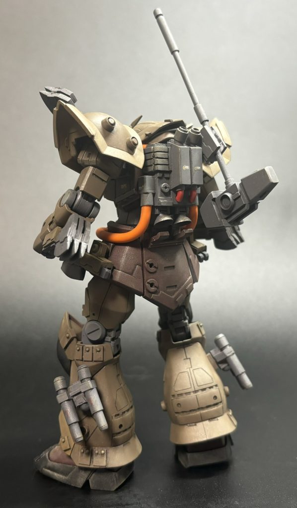 リアビュー肘にマウント可能なハチェットは緊急時はそのまま肘打ちも行える